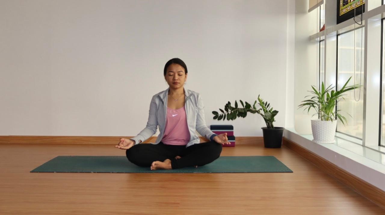 Beginner friendly private yoga class with guided breathing and gentle stretching in Dubai